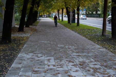 Bet citviet raupjais bruģis nav nevienā ietves pusē.