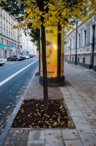 Šeit acīmredzami stends neietilpst labiekārtojuma joslā.