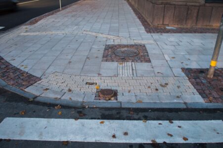 Vēl citviet tās ved cauri šķērslim - brīdinošajam raupjajam bruģim.