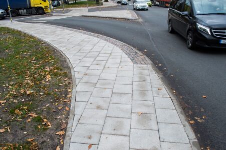 Raupjais bruģis te nav, te ir.