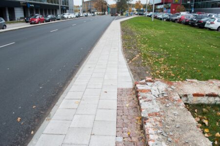 Raupjais bruģis te ir, te nav.