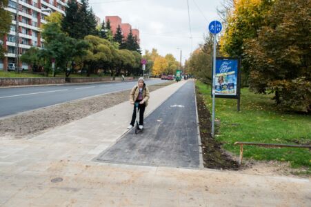 Veloceļš sākas ietves vidū. Pa brauktuvi braucošs velosipēdists pat nepamanīs, ka jau pārkāpj likumu, jo nav nekādu norāžu, ka jāuzbrauc uz veloceļa.