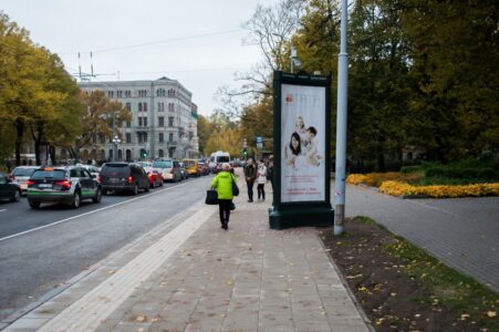 Citviet stends, šķiet, speciāli novietots tā, lai traucētu gājējiem.