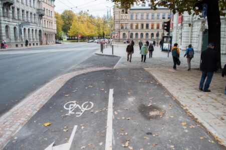 Tiesa, prieki ir īsi, jo veloceļš beidzas turpat pie Nacionālā teātra.