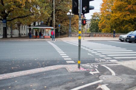 Vieta, kur tiešām vajadzēja izveidot veloceļu - Kr. Valdemāra iela pie Nacionālā teātra. Šeit agrāk par veloceļa esamību vēstīja vien zilā velomaršruta zīmīte.