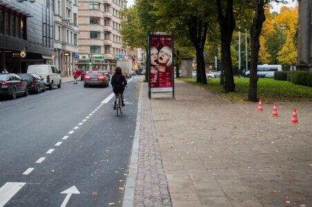 Arī pie Augstākās tiesas novietotie reklāmas stendi novietoti uz ietves efektīvā platuma, kaut arī pie tiesas ir liels laukums, kur tos varētu novietot gājējiem netraucējot.
