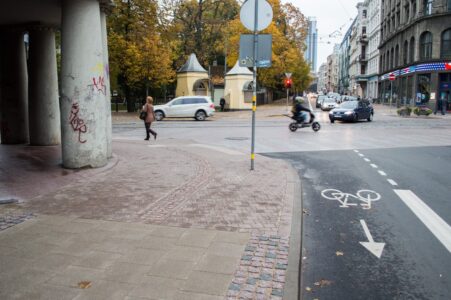 Un atkal vieta, kur satiekas risinājumi, kas veidoti divos dažādos gados. Kā neredzīgajam orientēties, ja vienuviet raupjais bruģis ir ietves malās, bet turpat tālāk - ietves vidū?