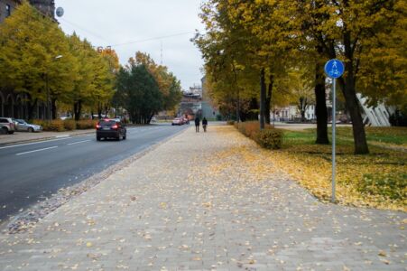 Jāatzīst, ka ietve ir gana plata, bet kāpēc šeit netika izveidots no gājējiem nodalīts, asfaltēts veloceļš?