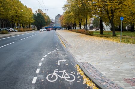 Savukārt Dzirnavu ielā pie Gogoļa ielas velojosla beidzas ar bultiņu, kas aicina velosipēdistus braukt pa ietvi.