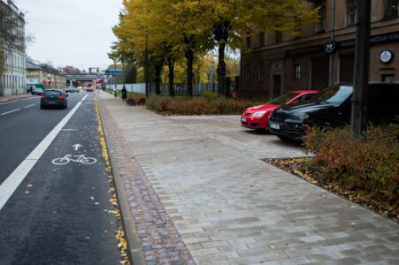 Savukārt šeit acīmredzot Satiksmes departaments par autovadītājiem aizmirsis vispār - nav ne tikai nolīdzināta apmale, bet arī nepārtraukta baltā līnija, kas liedz šeit legāli novietot auto.