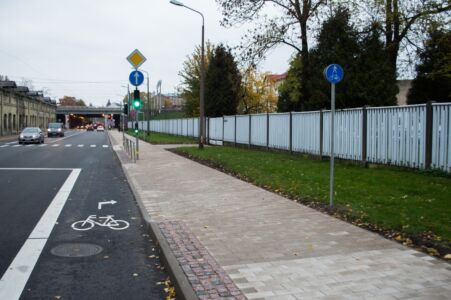 Līdzīgi ir Dzirnavu ielas otrā pusē pie dzelzceļa tuneļa - velosipēdisti tiek aicināti braukt pa ietvi.
