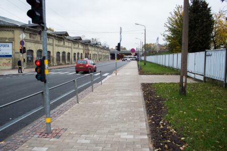 Šeit gan ietve ir šaurāka, bet zaļā zona atļauj to paplašināt un izveidot nodalītu veloceļu.