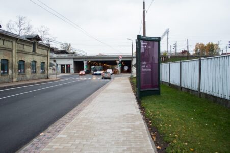 Bet, acīmredzot reklāmas stendi domei ir svarīgāki par gājējiem un velosipēdistiem.
