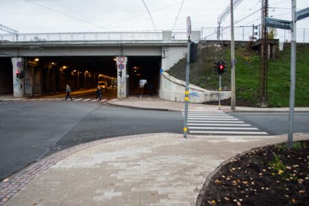 Turpinājumā velosipēdistiem jāšķērso gājēju pāreja.