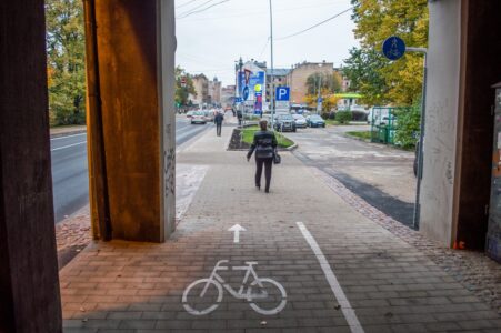 Tuneļa beigās tas atkal pārtop par ietvi.