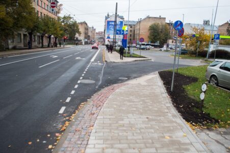 Un pie tuvākās iebrauktuves velosipēdistiem jāatgriežas velojoslā.