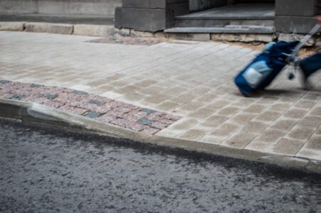 "Amerikāņu kalniņš" Dzirnavu ielā - 1 metra laikā ietves augstums mainās par 12 centimetriem.