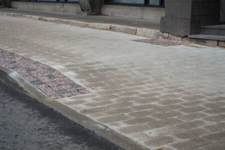 "Amerikāņu kalniņš" Dzirnavu ielā - 1 metra laikā ietves augstums mainās par 12 centimetriem.