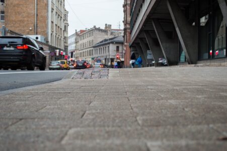 "Amerikāņu kalniņš" Dzirnavu ielā - 1 metra laikā ietves augstums mainās par 12 centimetriem.