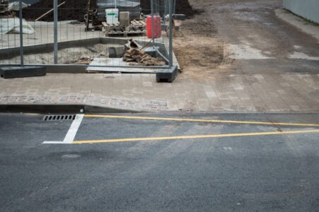 "Amerikāņu kalniņš" Dzirnavu ielā - 1 metra laikā ietves augstums mainās par 12 centimetriem.