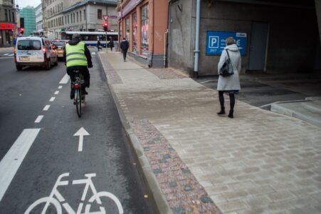"Amerikāņu kalniņš" Dzirnavu ielā - 1 metra laikā ietves augstums mainās par 12 centimetriem.