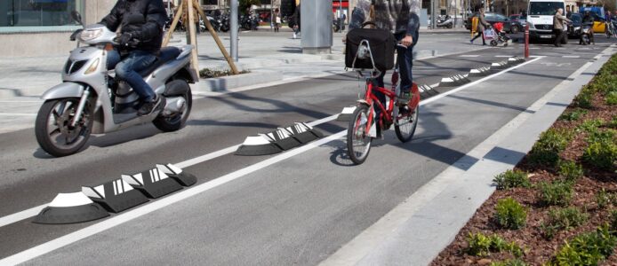 Lētāks risinājums - velojosla, kas nodalīta ar gumijas atdurēm.
Barselona, Spānija.