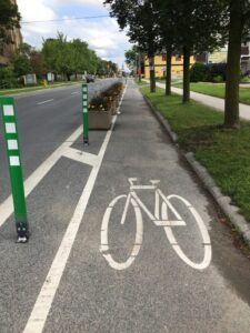 Velojosla, kas nodalīta ar apstādījumu podiem un plastikāta stabiņiem.
Pīterboro, Anglija.