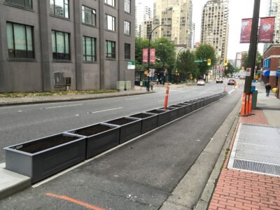 Velojosla, kas nodalīta ar apstādījumu podiem (tikko uzstādītiem) - šajos podos iespējams audzēt jebko - sākot no mūžzaļiem augiem, beidzot ar sezonālām puķēm.
Vankūvera, Kanāda.