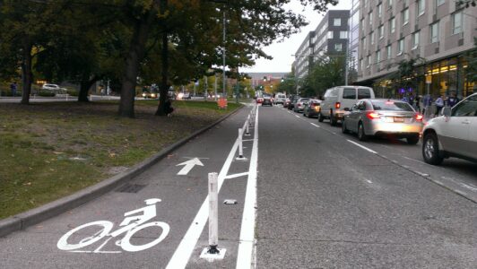 Velojosla, kas nodalīta ar plastikāta stabiņiem.
Sietla, ASV.