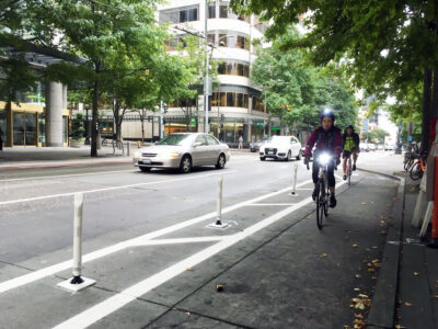 Velojosla, kas nodalīta ar plastikāta stabiņiem.
Sietla, ASV.