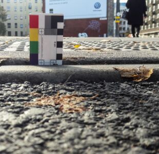 Tas vēl nav viss - virs apmales 1 cm augstumā iestrādāts arī bruģis, kas rezultātā dod 3 cm augstu nepārvaramu šķērsli invalīdiem.