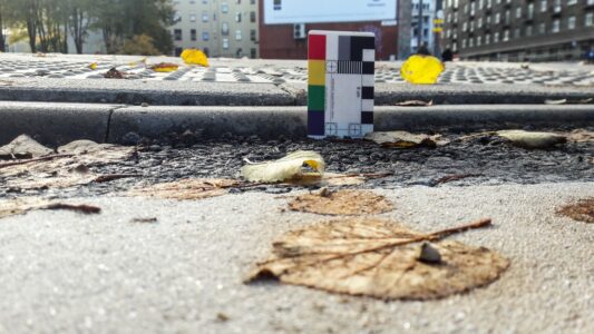 Pārejas vidusdaļā apmale ir vairāk nekā 2 cm augsta...