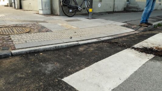 Brīvības un Bruņinieku ielas krustojumā jau pa gabalu iespējams redzēt, ka apmales nav nolīdzinātas vienā līmenī ar brauktuvi.