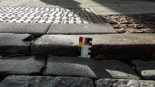 Brīvības un Ģertrūdes ielas krustojumā apmales gājēju pārejas vietā atrodas pat 5 cm augstumā.