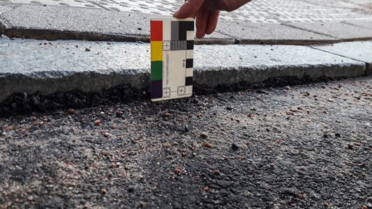 Vairāk nekā 3 cm augsta apmale...