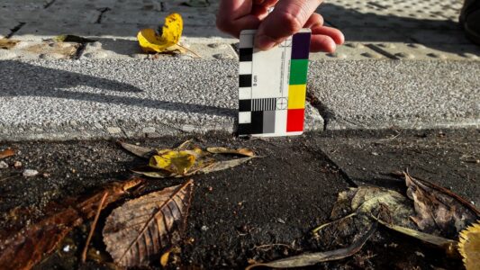 Arī šeit apmale nav nolīdzināta brauktuves līmenī. Pārvarēt 1 cm augstu apmali invalīdam ratiņkrēslā var būt grūti vai pat neiespējami.