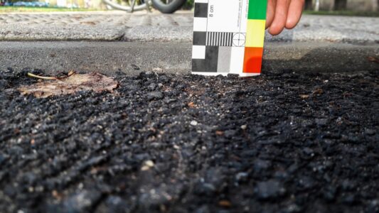 Vairāk nekā 2 cm augsta apmale...