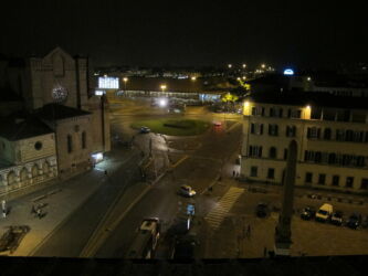 Florence - pilsētā vienīgais tunelis ir pie centrālās dzelzceļa stacijas, bet ielu šķērsot iespējams arī virszemē, tunelis izveidots kā rezerves variants.
