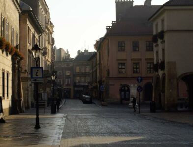 Krakova - vienīgā pazemes gājēju pāreja ved zem dzelzceļa, tiesa tā izveidota ar lēzenu nobrauktuvi un ir ērti izmantojama visiem gājējiem.