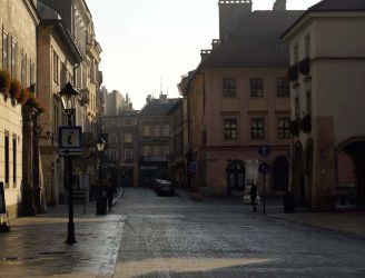 Krakova - vienīgā pazemes gājēju pāreja ved zem dzelzceļa, tiesa tā izveidota ar lēzenu nobrauktuvi un ir ērti izmantojama visiem gājējiem.