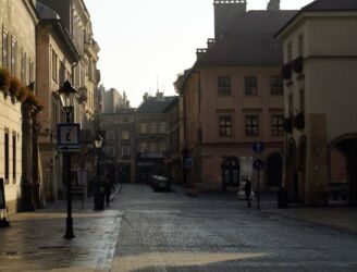 Krakova - vienīgā pazemes gājēju pāreja ved zem dzelzceļa, tiesa tā izveidota ar lēzenu nobrauktuvi un ir ērti izmantojama visiem gājējiem.