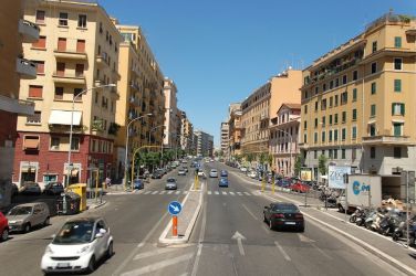 Roma - arī Itālijas galvaspilsētā gājēju tuneļi tiek izmantoti tikai nokļūšanai metro - ielas šķērsošanai paredzētas virszemes gājēju pārejas.