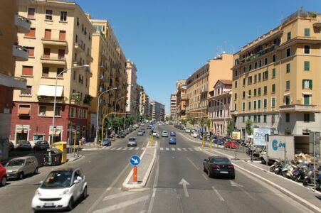 Roma - arī Itālijas galvaspilsētā gājēju tuneļi tiek izmantoti tikai nokļūšanai metro - ielas šķērsošanai paredzētas virszemes gājēju pārejas.
