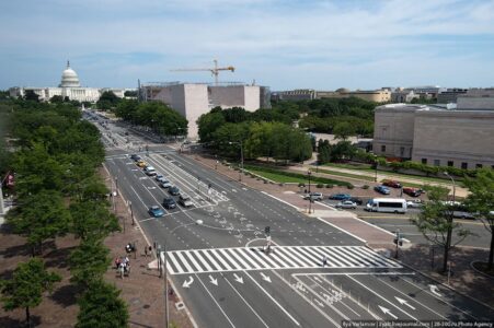 Vašingtona - ASV, kur automašīnu skaits uz vienu iedzīvotāju ir lielākais pasaulē, pazemes gājēju pārejas pilsētu centros netiek veidotas - ja pilsētā ir automaģistrāle, tad tā pati ir vai nu pazemē vai kā virszemes estakāde, bet gājēji paliek ielas līmenī.