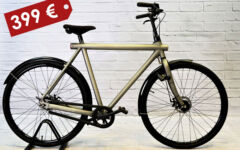 AUGSTO CENU KATEGORIJA - velosipēds ar labāko, ko var gaidīt no pilsētas velosipēda tehnisko aprīkojumu: SHIMANO ALFINE astoņu ātrumu rumba, disku bremzes un dizains kurš nevienu neatstāj vienaldzīgu.
Vanmoof