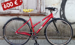 AUGSTO CENU KATEGORIJA - "dārgais" gals mums ir custom build velo pilsētai, vai kādi smuki sieviešnieki būvēti uz veciem rāmjiem un visas detaļas jaunas, vai kādi single speed velo uz visām jaunām detaļām, vai pilsētnieki.
Cenas no 600eur.
Par cenu-
labam pilsētas velo "jāsākas" ar 600eur un nav svarīgi vai alumīnija rāmis, vai tērauda. Velo sastāv no ntām detaļām un labs tērauda velo var būt vieglāks kā alumīnija, Svarīgi ir labi rati: labas rumbas, kas labi griežās, labas aploces vai vienkārši izturīgas, vai vieglas un izturīgas, un arī labi spieķi, kas satur to visu kopā. Riepas! Labas riepas labi ripo un nedurās! Katrs caurums ir 10- 15eur kādā velo darbnīcā...
Un labas daļas, labi kalpo, lētājiem velo parasti detaļas tiek mainītas uz labākām, labiem velo tās tiek apkoptas...