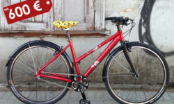 AUGSTO CENU KATEGORIJA - "dārgais" gals mums ir custom build velo pilsētai, vai kādi smuki sieviešnieki būvēti uz veciem rāmjiem un visas detaļas jaunas, vai kādi single speed velo uz visām jaunām detaļām, vai pilsētnieki.
Cenas no 600eur.
Par cenu-
labam pilsētas velo "jāsākas" ar 600eur un nav svarīgi vai alumīnija rāmis, vai tērauda. Velo sastāv no ntām detaļām un labs tērauda velo var būt vieglāks kā alumīnija, Svarīgi ir labi rati: labas rumbas, kas labi griežās, labas aploces vai vienkārši izturīgas, vai vieglas un izturīgas, un arī labi spieķi, kas satur to visu kopā. Riepas! Labas riepas labi ripo un nedurās! Katrs caurums ir 10- 15eur kādā velo darbnīcā...
Un labas daļas, labi kalpo, lētājiem velo parasti detaļas tiek mainītas uz labākām, labiem velo tās tiek apkoptas...