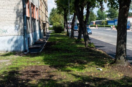 Vecā ietve atradās starp kokiem un ēkām.