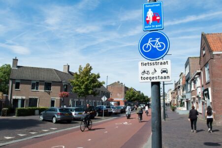 Piemērs no Eindhovenas (Nīderlande), kas speciāli veidota kā iela ar prioritāti velosipēdistiem. Automašīnas ielu drīkst izmantot, bet "Auto te ir viesis", vēsta ceļa zīmes. Velosipēdistu klātbūtne visas brauktuves platumā un īpašais brauktuves profils liedz autovadītājiem pārsniegt atļauto braukšanas ātrumu.