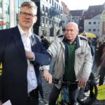 Foto: Ieva Leiniša, LETA, Jauns.lv
http://jauns.lv/foto/zinas/33622-piketa-pie-rigas-domes-pieprasa-veloinfrastrukturas-uzlabosanu